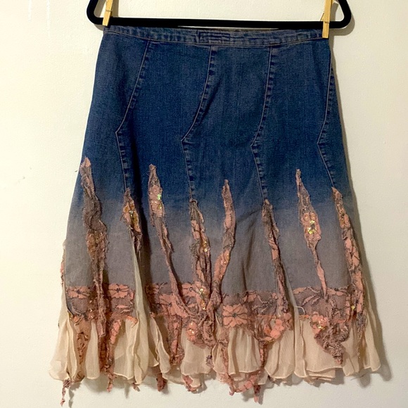 Beautiful jean skirt with pink lace - Picture 2 of 3